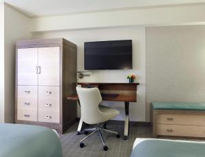 TV a/nebo společenská místnost v ubytování Seaport Hotel® Boston