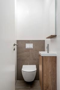 A bathroom at Luxurious 1-BR Apt in Gasperich, Luxembourg Még 37 kép
