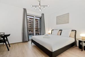 A bed or beds in a room at Luxurious 1-BR Apt in Gasperich, Luxembourg