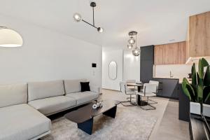 A seating area at Luxurious 1-BR Apt in Gasperich, Luxembourg