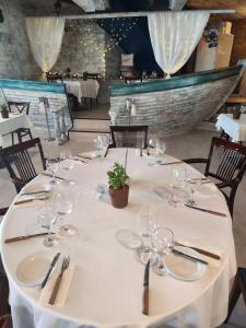 A restaurant or other place to eat at Hotel ICON