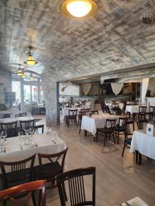 A restaurant or other place to eat at Hotel ICON