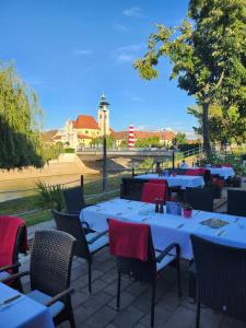 A restaurant or other place to eat at Hotel ICON