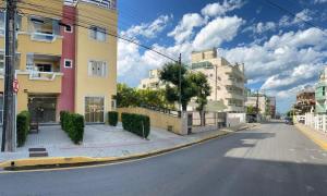 an empty street in a city with buildings at APARTAMENTO PRAIA BOMBINHAS in Bombinhas