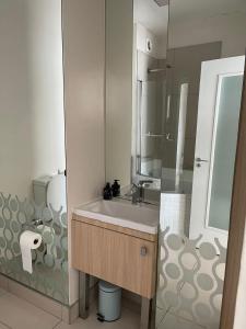 Ένα μπάνιο στο Luxury Edenberg apartment in Rivonia, Sandton