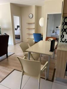 Χώρος καθιστικού στο Luxury Edenberg apartment in Rivonia, Sandton
