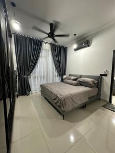 a bedroom with a bed and a ceiling fan at Kyra Homestay 2 at Centrus SOHO CYBERJAYA in Cyberjaya