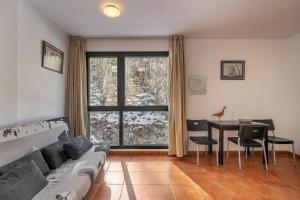 una sala de estar con un sofá y una mesa en Monte Gorbea Mumu 7 I, en Sierra Nevada