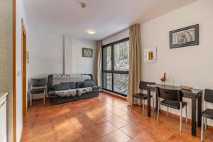 ein Wohnzimmer mit Sofa und Tisch in der Unterkunft Monte Gorbea Mumu 7 I in Sierra Nevada