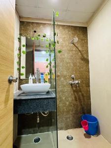 Ένα μπάνιο στο Gaur City Center Studio Apartment