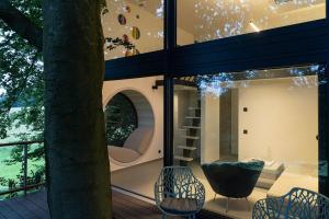 a house with a view of a tree at Cube - K1 Baumhaus in Odenthal