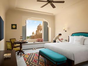 Televiisor ja/või meelelahutuskeskus majutusasutuses Storii By ITC Hotels, Jaisalmer