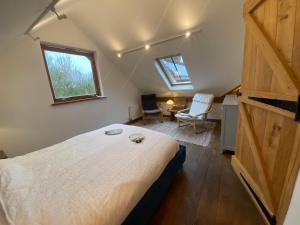 Un pat sau paturi într-o cameră la Charming 2-Bedroom Cottage in Cambridgeshire