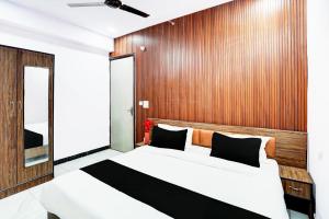 Ένα ή περισσότερα κρεβάτια σε δωμάτιο στο Super Collection O Hotel Star Inn Near By Hindon Airforce Mohan Nagar Ghaziabad