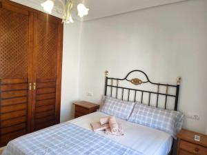 Un dormitorio con una cama con dos toallas encima. en Altos de la bahia DaNuria,es, en Torrevieja 7 fotos más