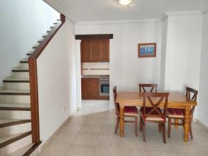 Un comedor con mesa y sillas y una escalera. en Altos de la bahia DaNuria,es, en Torrevieja