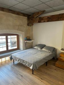 een slaapkamer met een bed in een kamer met een raam bij Le Monté Cristo in Marseille