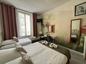 Postel nebo postele na pokoji v ubytování Hotel des Dames