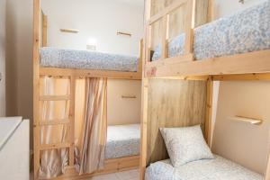 Postel nebo postele na pokoji v ubytování Smile Hostel