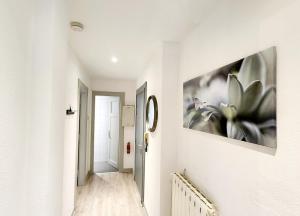 ein Flur mit weißen Wänden und einem Gemälde an einer Wand in der Unterkunft L'Atelier d'Antoine in Longeville-lès-Metz + 6 Fotos