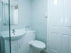 Koupelna v ubytování 18D South Snowdon Wharf + 12 fotografií