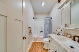 Koupelna v ubytování 4 Mi to Boothbay Harbor Quiet Retreat with Deck + 19 fotografií