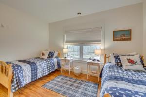 Postel nebo postele na pokoji v ubytování 4 Mi to Boothbay Harbor Quiet Retreat with Deck