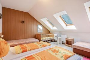 1 dormitorio en el ático con 2 camas y tragaluces en Ferienwohnung Ufert, en Meißen