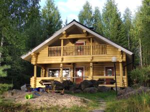 a log cabin in the woods at Huvila Kivitasku - Arkea pakoon in Kutemajärvi