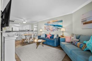 Χώρος καθιστικού στο Sand Dunes Resort 704 - Ocean View