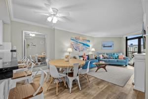 Χώρος καθιστικού στο Sand Dunes Resort 704 - Ocean View