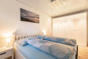 比苏梅尔代肖森Ferienwohnung Steuerbord的一间房间里有两张床的卧室