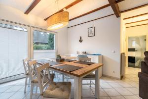 比苏梅尔代肖森Ferienwohnung Steuerbord的配有木桌椅的餐厅