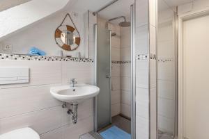 Koupelna v ubytování Ferienwohnung Backbord Deichhausen + 13 fotografií