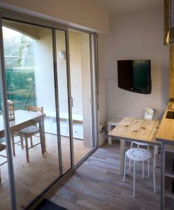 TV a/nebo společenská místnost v ubytování Appartement T1bis avec jardinet au calme
