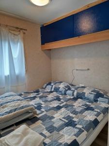 una camera con un letto e un piumone blu e bianco di AgriCamping Ca' Bodi a Cavallino-Treporti