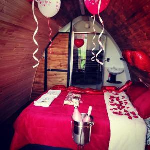 GachancipáにあるGlamping La Guadalupanaの赤いシーツと風船が飾られたベッドのある部屋 +19枚の写真