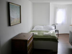 a bedroom with a bed with a table and a picture at Großzügige Familienunterkunft in absoluter Idylle in Kiefersfelden