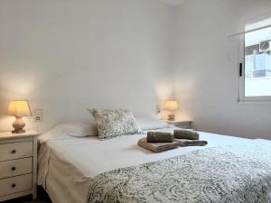 a bedroom with a bed with two lamps and a window at Caballero de Rodas DaNuria in Torrevieja