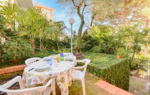 Κήπος έξω από το 2 Bedroom Awesome Apartment In Chiavari +10 φωτογραφίες