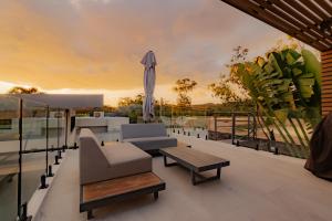 un patio avec un canapé et une table dans l'établissement Fully renovated Pool Villa 4BR Bangtao and Layan Beach in Cheong Thalea, Phuket, à Phuket