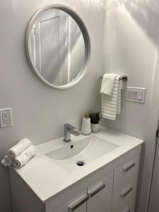 Gallery image of Chic Contemporary 2 bedroom Minutes from the falls in Niagara Falls
