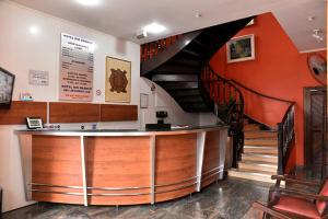 a room with a staircase with a counter and a stair case at Hotel Barão Do Rio Branco in Bebedouro