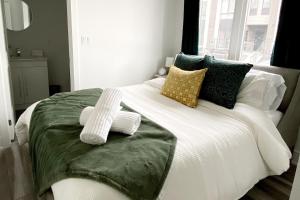 Ένα ή περισσότερα κρεβάτια σε δωμάτιο στο Chic Contemporary 2 bedroom Minutes from the falls