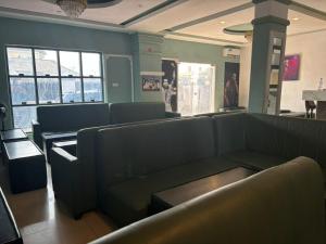 Ruang duduk di Aotel Hotels & Suite - Ipaja