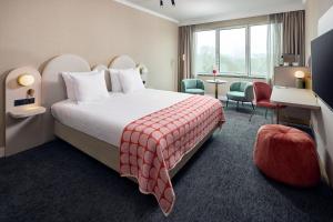 a hotel room with a bed and a desk at Van der Valk Hotel Park Lane Antwerpen in Antwerp