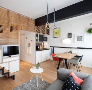 ein Wohnzimmer mit einem Sofa und einem Tisch in der Unterkunft Zoku Amsterdam in Amsterdam