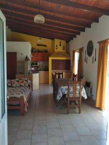 un soggiorno con un tavolo e una cucina di Mic-Bau a Villa Elisa