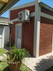 un edificio con un condizionatore d'aria sul lato di Mic-Bau a Villa Elisa