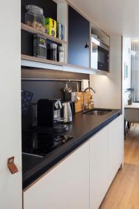 A cozinha ou cozinha compacta de Zoku Amsterdam